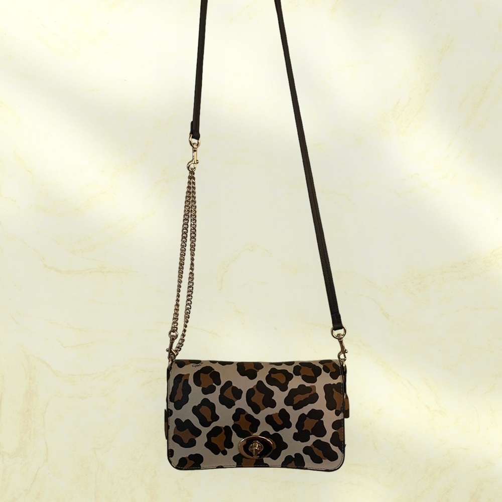 Small Coach purse with gold chain strap​ - Picture 3 of 9